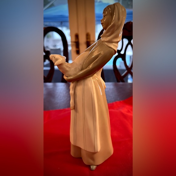 Lladro Porcelain Sculpture "Girl with Lamb", Excellent Condition - Picture 5 of 9